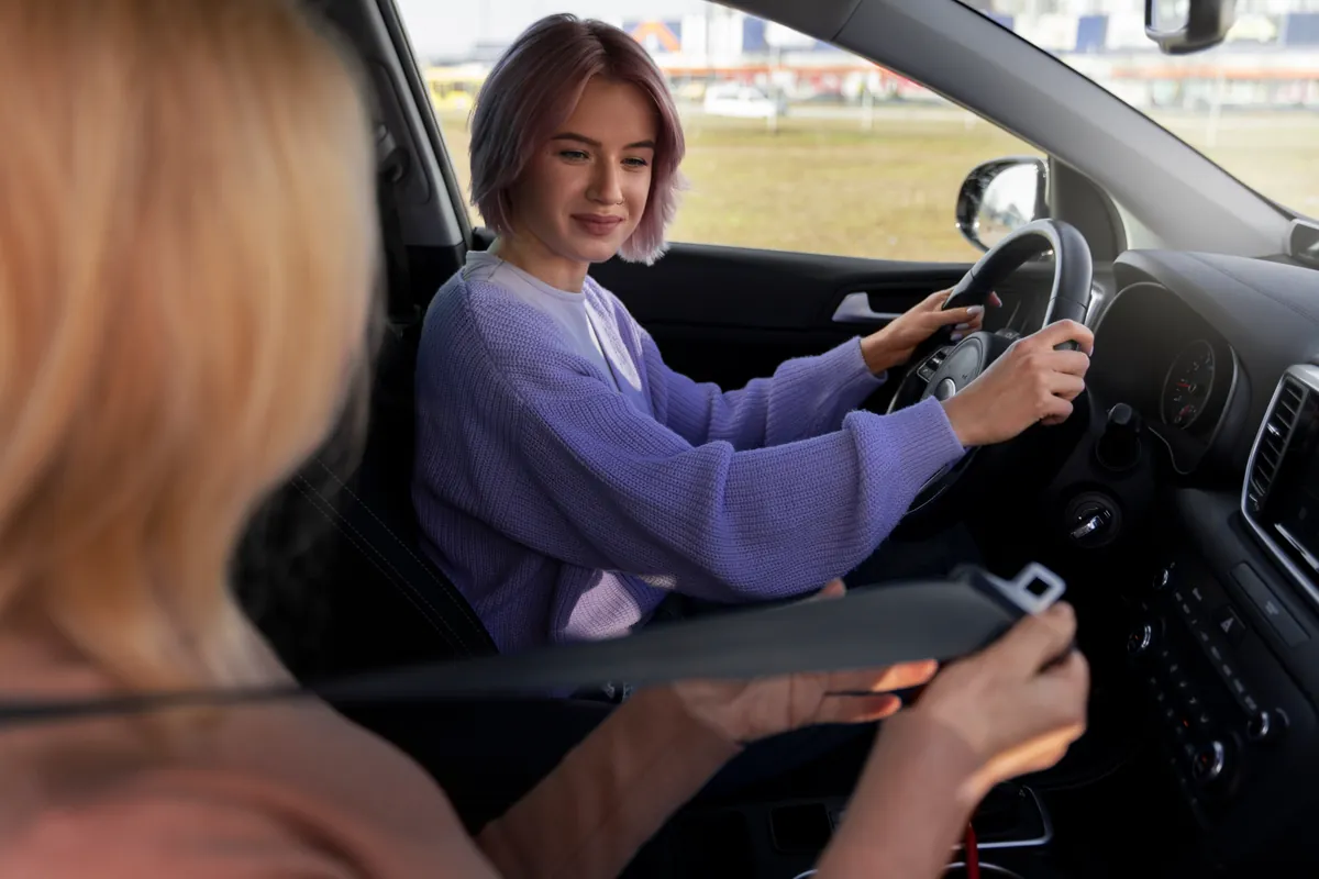 Aluna dirigindo com as mãos ao volante durante a aula prática